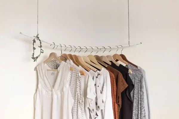 La metodología Lean - ropa en perchas colgadas de una barra